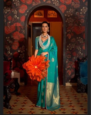Handwoven handloom weaving kaakshi silk rani saree