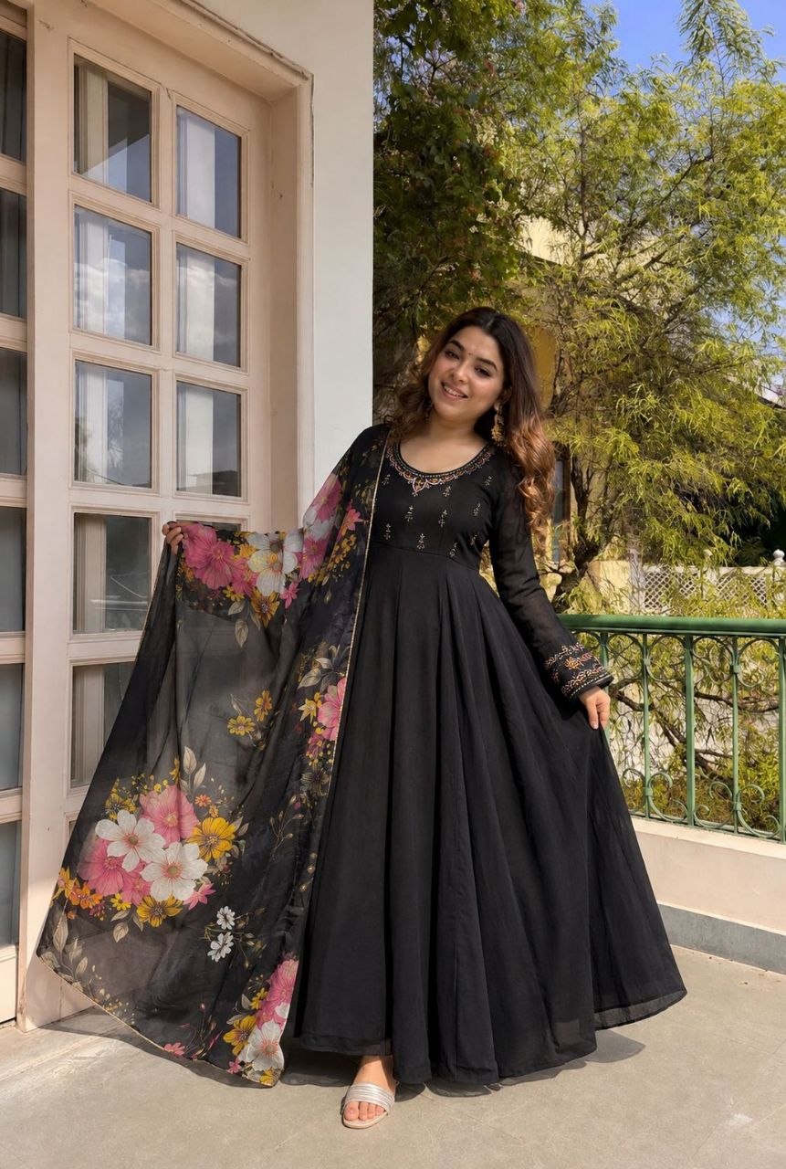 Presenting embroidery roman silk cotton black gown